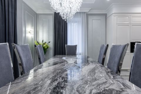 Почему мрамор в квартире Avenue 77 работает как инструмент зонирования, а не