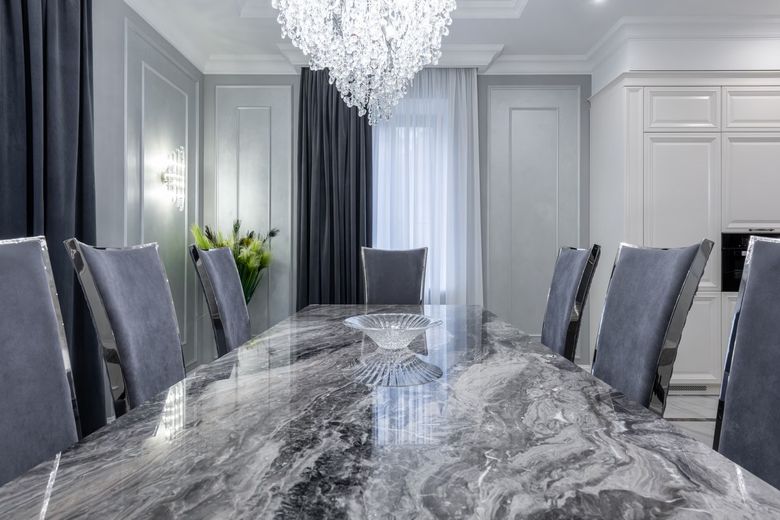 Почему мрамор в квартире Avenue 77 работает как инструмент зонирования, а не