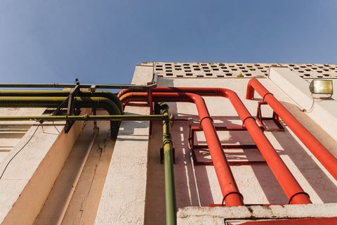 Почему гулят трубы и вентиляция в новостройке: физика процесса