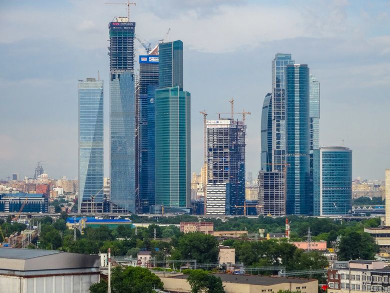 Какие нормы отступов от границ участка действуют для гостевого дома и бани?