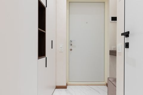 Нужно ли согласовывать замену входной двери в квартире с отделкой White Box?